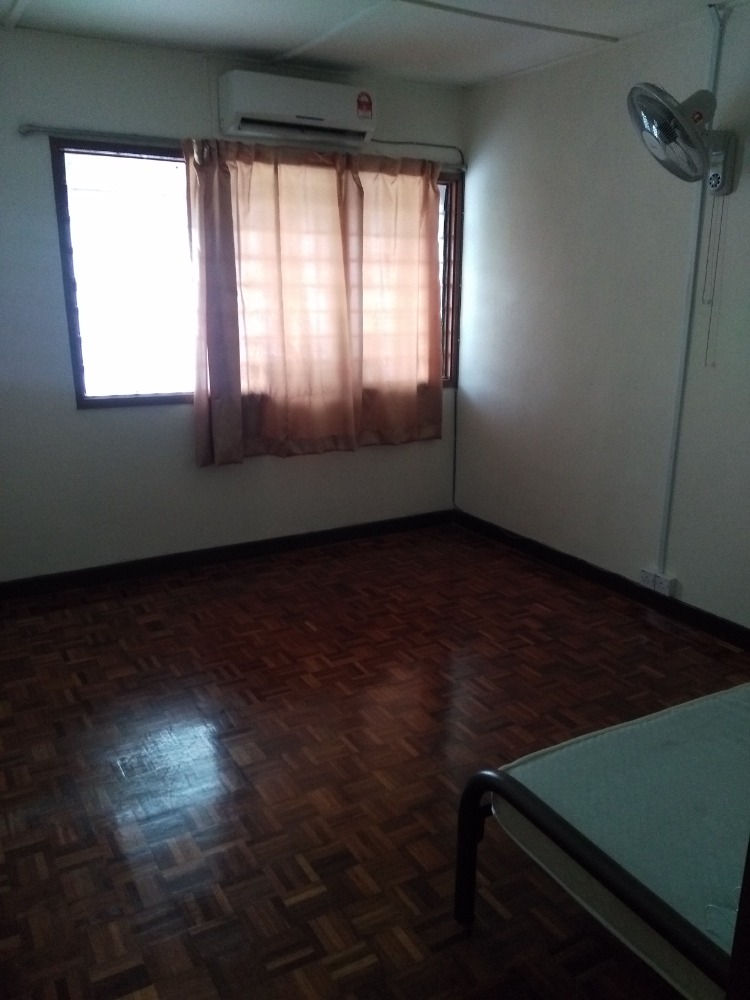 Middle room for rent at Jalan Wan Empok Sri Petaling ( Bilik Sewa 