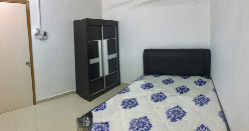 Middle room for rent at Bukit Rimau â€“ Roomz.asia